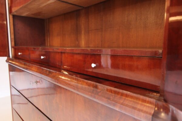 Biedermeier Mahagoni Kabinettschrank mit Sekretärklappe – Bild 10