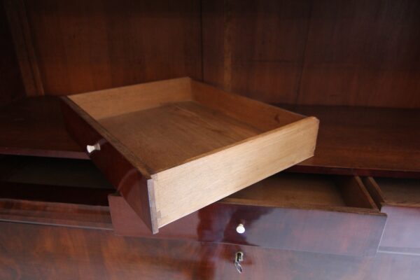 Biedermeier Mahagoni Kabinettschrank mit Sekretärklappe – Bild 13