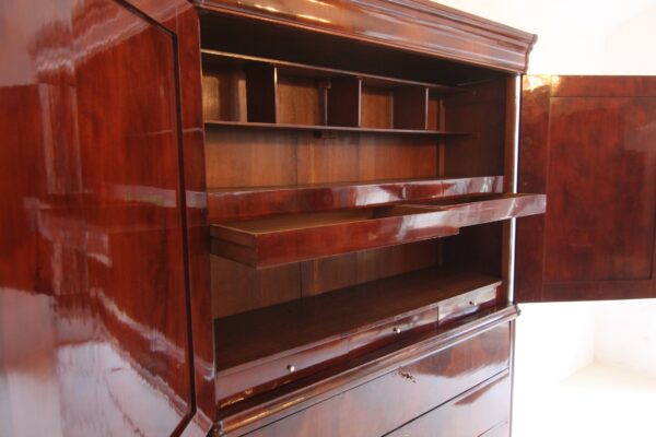 Biedermeier Mahagoni Kabinettschrank mit Sekretärklappe – Bild 9
