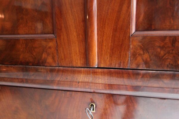 Biedermeier Mahagoni Kabinettschrank mit Sekretärklappe – Bild 18