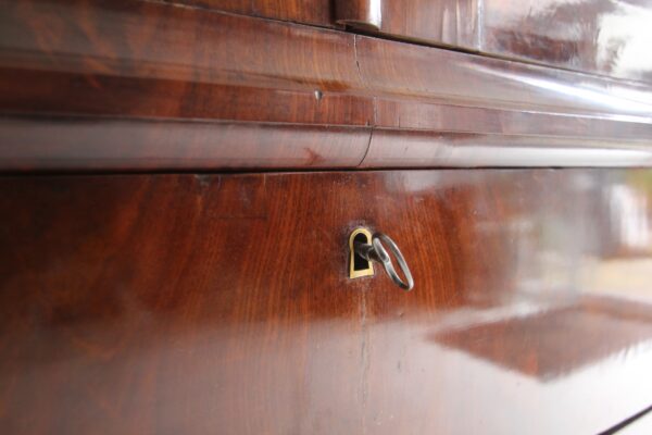 Biedermeier Mahagoni Kabinettschrank mit Sekretärklappe – Bild 26