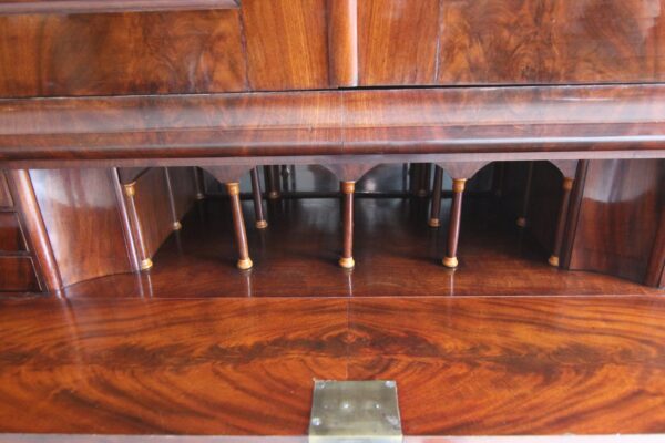 Biedermeier Mahagoni Kabinettschrank mit Sekretärklappe – Bild 35