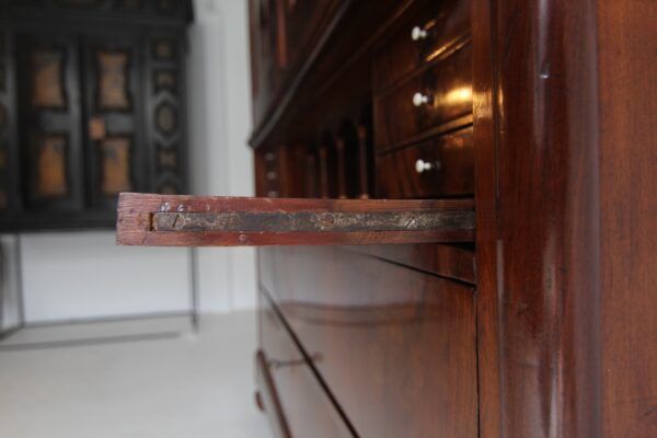 Biedermeier Mahagoni Kabinettschrank mit Sekretärklappe – Bild 36