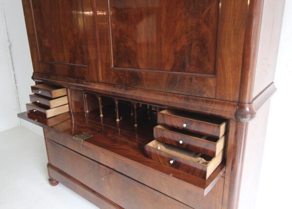 Biedermeier Mahagoni Kabinettschrank mit Sekretärklappe – Bild 37