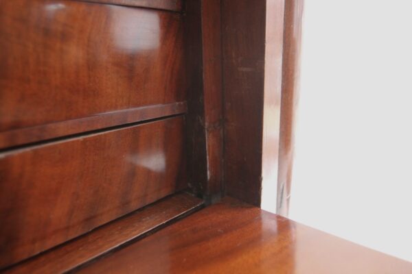 Biedermeier Mahagoni Kabinettschrank mit Sekretärklappe – Bild 46