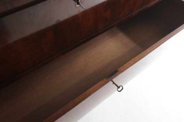 Biedermeier Mahagoni Kabinettschrank mit Sekretärklappe – Bild 56